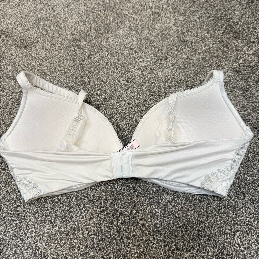 🌟SALE🌟
Victoria's Secret White Lace Accent Bra - Picture 2 of 4